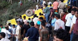 हिमाचल में 200 फीट गहरी खाईं में स्कूल बस गिरने से 17 बच्चों की मौत, कई घायल