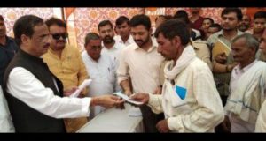 डिप्टी सीएम दिनेश शर्मा ने आगरा में तूफान पीड़ित परिवारों से मुलाकात की,  बांटे चेक, दिया मदद का भरोसा