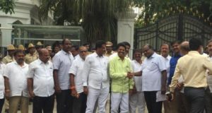 कर्नाटक: JDS नेता एचडी कुमारस्वामी ने राज्यपाल को 117 विधायकों के समर्थन वाली चिट्ठी सौंपी