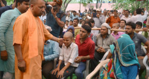 प्रदेश सरकार दैवीय आपदा से पीड़ित  परिवारों के दुख-दर्द में साथ खड़ी है: मुख्यमंत्री योगी