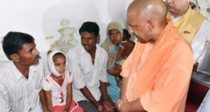 मुख्यमंत्री सीतापुर जनपद में आदमखोर कुत्तों के हमलों से  घायल बच्चों का हाल-चाल लेने  पहुंचे
