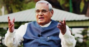 अटल बिहारी वाजपेयी को देखने AIIMS पहुंचे PM मोदी और राहुल गांधी