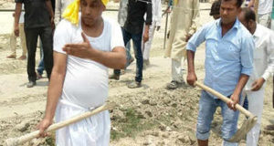 नाराज कैबिनेट मंत्रीओमप्रकाश राजभर  अपने दोनों बेटों के साथ खुद फावड़ा लेकर सड़क बनाने में जुट गए