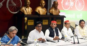 रामगोपाल  ने  कहा कि .बैलट से चुनाव की मांग आयोग ने नहीं मानी तो अन्य दलों के साथ दवाब डालेंगे