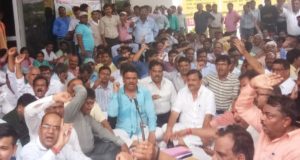 लोनिवि में  सालों से चल रहा प्रोन्नति में भ्रष्टाचार, डिप्लोमा इंजीनियर्स संघ ने धरना देकर खोली पोल