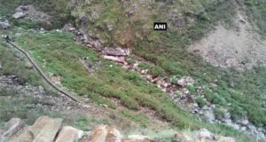 उत्तराखंड के पौड़ी गढ़वाल में बस गहरी खाई में गिरी,  48 यात्रियों की मौत