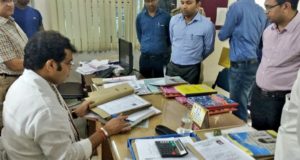 ऊर्जा मंत्री श्रीकांत शर्मा ने  विद्युत उपकेंद्र का औचक निरीक्षण किया ,अधीक्षण और अधिशाषी अभियंता को दी चार्जशीट