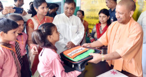मुख्यमंत्री ने जनपद एटा में  बच्चों को पाठ्य पुस्तकें एवं स्कूल बैग वितरित किए