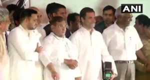 तेजस्वी के समर्थन में जंतर मंतर पहुंचे कांग्रेस अध्यक्ष राहुल गांधी