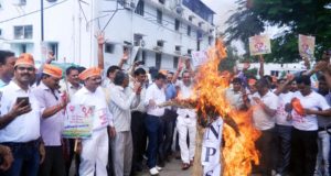 हजारों कर्मचारियों ने राजभवन के सामने नई पेंशन नीति का पुतला फूंका