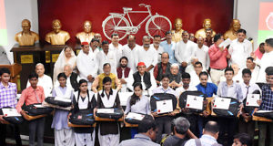 अखिलेश यादव ने बाराबंकी और सीतापुर के मेधावी छात्र-छात्राओं को लैपटाॅप से सम्मानित किया