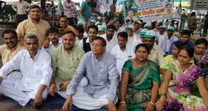 राष्ट्रीय लोकदल ने बढ़ी  बिजली दरों को तत्काल वापस लेने की मांग को लेकर धरना दिया