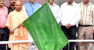 मुख्यमंत्री ने  केरल  के बाढ़ प्रभावितों के  सहायतार्थ राहत सामग्री से भरे 25 वाहनों को झण्डी दिखाकर रवाना किया