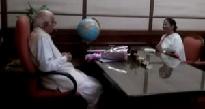 बीजेपी के वरिष्‍ठ नेता लाल कृष्‍ण आडवाणी से मिलीं ममता बनर्जी, पांव भी छुए