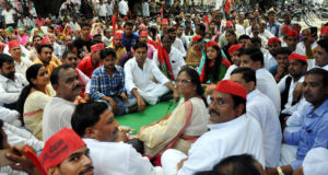 समाजवादी पार्टी ने पेट्रोलियम पदार्थों के बढ़ते दाम एवं मंहगाई, किसानों की परेशानियों को लेकर धरना-प्रदर्शन किया