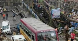 कोलकाता में पुल हादसे में एक की मौत, 16 घायल