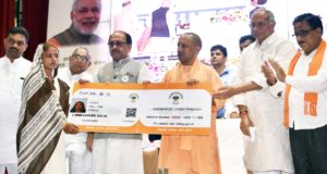 मुख्यमंत्री ने बी0आर0डी0 मेडिकल काॅलेज, गोरखपुर में  ‘आयुष्मान भारत-प्रधानमंत्री जन आरोग्य योजना’ का शुभारम्भ किया