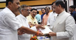 राज्य विश्वविद्यालय महाविद्यालय शिक्षक महासंघ ने की अनुदानित महाविद्यालयों के स्ववित्तपोषित शिक्षको के विनियमितिकरण की उच्च शिक्षामंत्री से मांग ,सौंपा  ज्ञापन