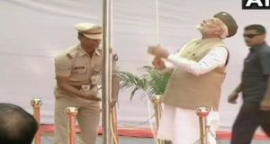 PM नरेंद्र मोदी ने लाल किले से फहराया तिरंगा, बोले- एक परिवार के लिए सुभाष बाबू को भुलाया