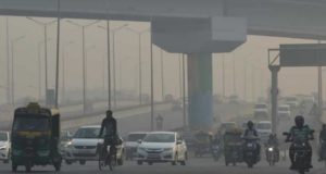 दिल्ली की ‘दमघोटू’ हवा: दिल्लीवासियों को सलाह- न जलाएं अगरबत्ती, धूप और मोमबत्ती