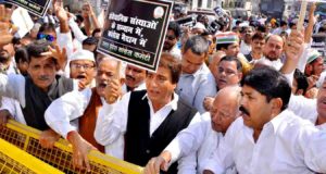 राजबब्बर के नेतृत्व में लखनऊ में  कांग्रेस कार्यकर्ताओं का सीबीआई मुख्यालय पर जोरदार विरोध प्रदर्शन