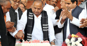पूर्व रक्षामंत्री मुलायम सिंह यादव का 80वां जन्मदिवस  आज समारोह पूर्वक मनाया गया,बधाई देनेवालों का तांता लगा रहा