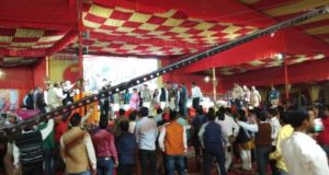 लखनऊ में रेल मंत्री पीयूष गोयल पर कार्यक्रम में  हमला, नाराज लोगों ने गमले फेंककर मंच से उतारा, कार का शीशा तोड़ा