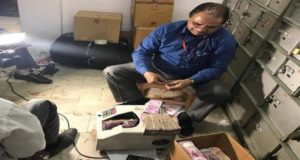 दिल्ली में इनकम टैक्स का छापा, 30 करोड़ रुपये बरामद ,नोटों की गिनती अभी जारी