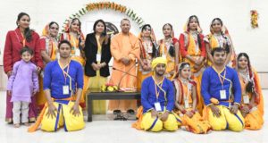 मुख्यमंत्री ने गणतंत्र दिवस समारोह में प्रतिभाग करने वाले  सांस्कृृतिक दलों एवं  सैन्य पुलिस बल को सम्मानित किया