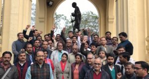 लखनऊ में पत्रकारों ने गांधी प्रतिमा पर विरोध के साथ ही पुलवामा के शहीदों को अपनी श्रद्धांजलि अर्पित की