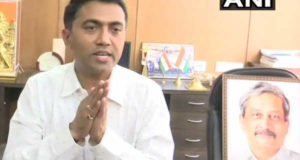 मनोहर पर्रिकर की तस्वीर बगल में रख गोवा के नए सीएम डॉ. प्रमोद सावंत ने संभाला कामकाज