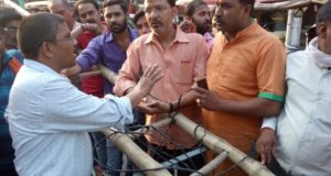 यहियागंज बाजार की खराब बिजली व्यवस्था से नाराज व्यापारियों ने सड़क जाम कर धरना दिया