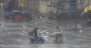 ओडिशा में 3 की मौत, पुरी के कई इलाके जलमग्न, कई झोपड़ियां तबाह