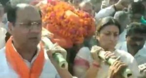 अमेठी में करीबी BJP कार्यकर्ता की हत्या से भावुक हुईं स्मृति ईरानी, अर्थी को  दिया कंधा