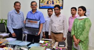 अपर मुख्य सचिव,  आर0 के0 तिवारी  ने कम्प्यूटर का बटन क्लिक कर राजकीय माध्यमिक विद्यालयों हेतु 1056 आनलाइन स्थानान्तरण आदेश निर्गत
