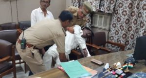 वाराणसी  लोक निर्माण विभाग में चीफ इंजीनियर के चैंबर में ठेकेदार ने खुद को गोली से उड़ाया