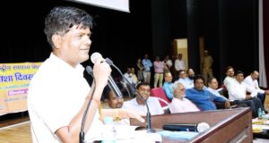 …जब एक आशाबहु ने डीएम बांदा को भरे सम्मेलन में टोका, गलती मान डीएम ने की महिला की  तारीफ