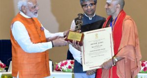 PM मोदी ने योग पुरस्कार प्रदान किए, आयुष के दिग्गज चिकित्सकों की स्मृति में डाक टिकट जारी किया