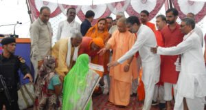 अधिकारी बाढ़ व कटान के पीड़ितों को  12 घंटे के अंदर मुआवजा दें: मुख्यमंत्री योगी