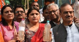 भाजपा ने ‘आप’ सरकार के खिलाफ मोर्चा खोला, केजरीवाल के घर के बाहर किया प्रदर्शन
