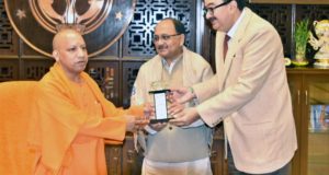 उत्तर प्रदेश के सूक्ष्म, लघु एवं मध्यम उद्यम मंत्री एवं  प्रमुख सचिव ने मुख्यमंत्री को ‘सुपर बायर स्टेट’ पुरस्कार सौंपा