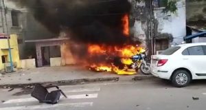 लखनऊ में हिंसक प्रदर्शन, कई गाड़ियों को आग लगाई, पुलिस चौकी भी फूंकी