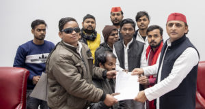 गोरखपुर के दृष्टिबाधित छात्रों के प्रतिनिधिमण्डल ने अखिलेश यादव से भेंटकर उन्हें अपनी 15 सूत्री मांगों का ज्ञापन सौंपा