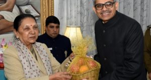 राज्यपाल  श्रीमती आनंदीबेन पटेल से मिलकर नववर्ष की बधाईयाँ दी
