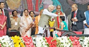 प्रयागराज में प्रधानमंत्री ने कहा  दिव्यांगजन, दलित, शोषित, वंचित, आदिवासियों व समाज के  पिछड़े वर्गों की सेवा करना सरकार की सर्वोच्च प्राथमिकता