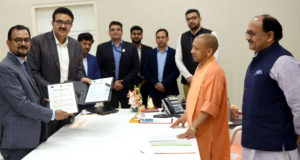मुख्यमंत्री के समक्ष  ‘एक जनपद-एक उत्पाद’  योजना के तहत सूक्ष्म, लघु, मध्यम, उद्यम एवं निर्यात प्रोत्साहन विभाग  तथा क्यू0सी0आई0 के बीच एम0ओ0यू0 पर हस्ताक्षर