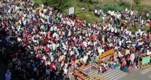 मजदूरों के पलायन पर केंद्र सरकार सख्त, राज्यों से कहा- सीमाएं सील कर दो और आवाजाही रोको
