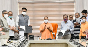 मुख्यमंत्री के समक्ष राज्य सरकार तथा इण्डियन इण्डस्ट्रीज एसोसिएशन,  फिक्की, लघु उद्योग भारती और नारडेको के साथ एम0ओ0यू0 हस्ताक्षरित