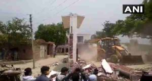 विकास दुबे पर एक्शन, जिला प्रशासन ने गिराया बिठूर स्थित घर