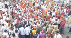 सपा का जोरदार प्रदर्शन, झड़प, गिरफ्तारी, ज्ञापन सौंपा